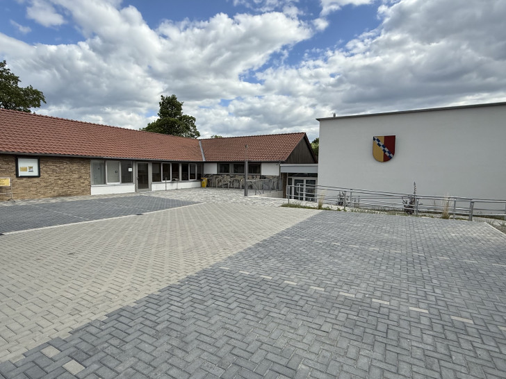 Außengelände und Außenansicht des sanierten Dorfgemeinschaftshauses Dorstadt.