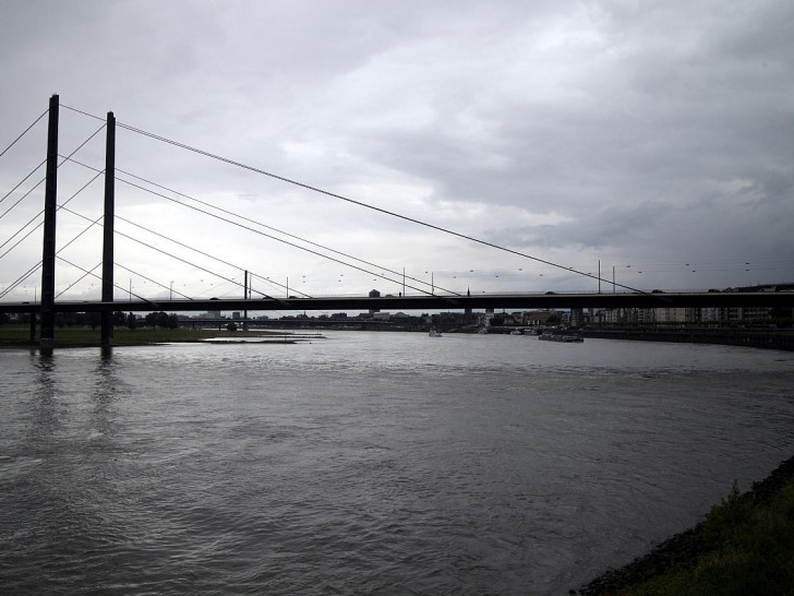Rheinkniebrücke am Rhein bei Düsseldorf