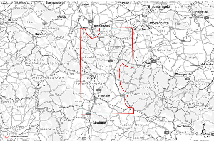 Das rot eingegrenzte Erlaubnisfeld „Leine-Salz“ erstreckt sich von Herzberg im Südosten bis Hildesheim im Nordwesten.