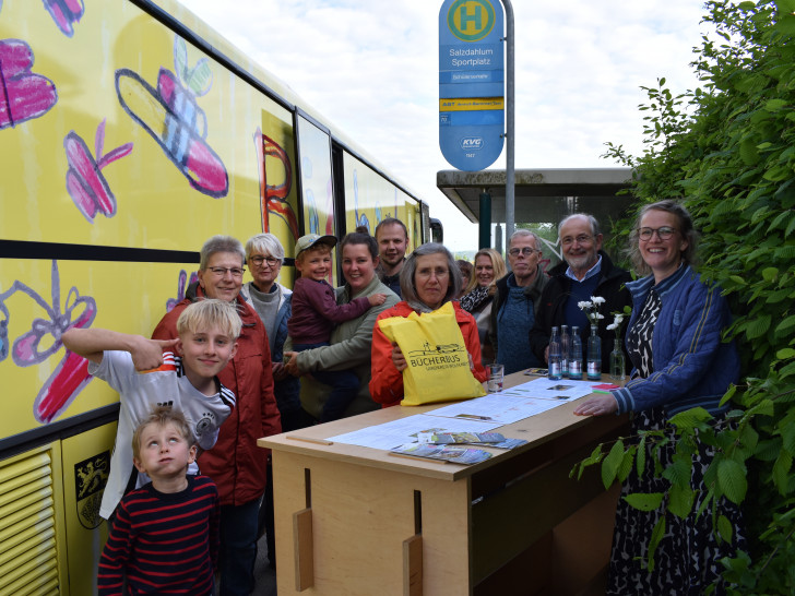 Zahlreiche Salzdahlumerinnnen und Salzdahlumer besuchten den Bücherbus. Zu diesem Termin war das ganze Bücherbus-Team, Landrätin Christiana Steinbrügge sowie Kreistagsabgeordnete vor Ort.