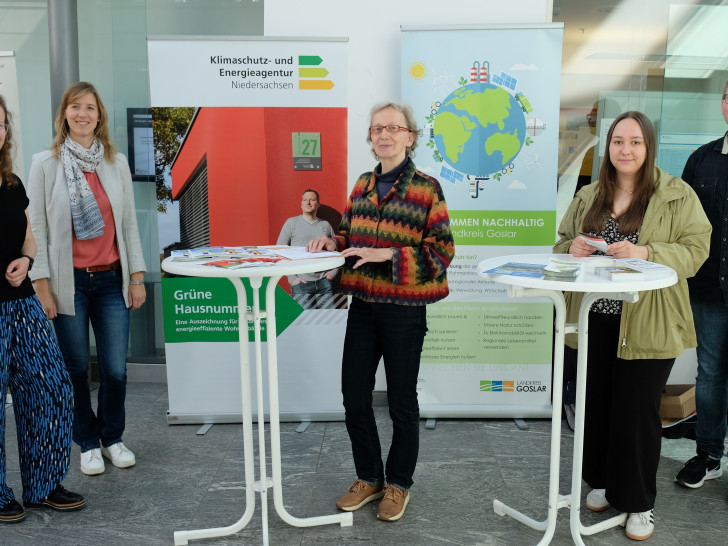 Die „Grüne Hausnummer“ wird von der Informationskampagne „Nachhaltig versorgt vor Ort – Energiewende zu Hause“ begleitet. Marie Scholz (Klimaschutzmanagerin Bad Harzburg), Elisa Nestmann (Klimaschutzmanagerin Landkreis Goslar), Cornelia Grote-Bichoel (Energie- und Ressourcen Agentur Goslar e.V.), Anna Scherschmidt (Umweltschutzbeauftragte Stadt Goslar) und Frederick Banse (Klimaschutzmanager Braunlage) (von links) informieren beim Tag der Sonne über die Angebote der Reihe. 