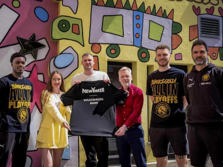 Barra Njie, Lisa Horstmann (Head of Marketing & Communications bei NEW YORKER), Nils Mittmann (Geschäftsführer Basketball Löwen), Oliver Roes (CFO der Volkswagen Bank), Ferdinand Zylka und Jesús Ramírez (v. li.).