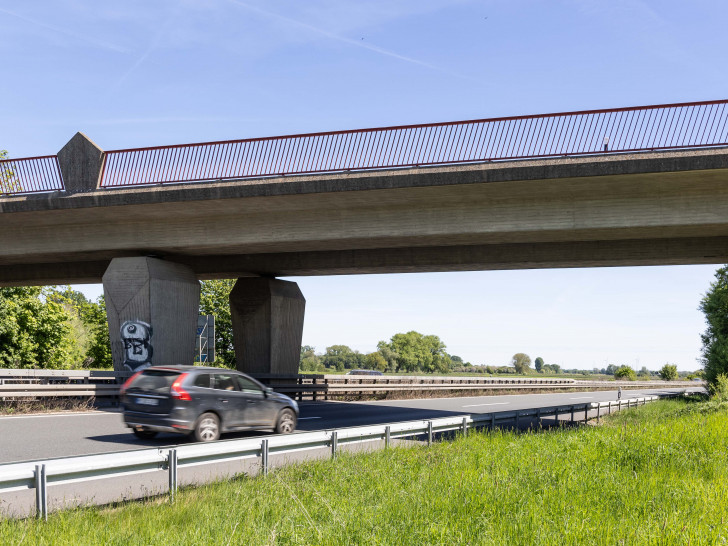 An dieser Autobahnbrücke ereignete sich die Attacke.