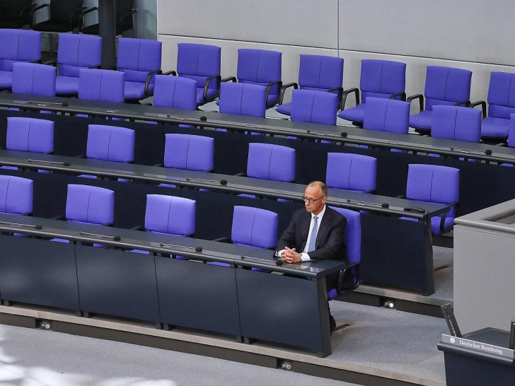 Friedrich Merz alleine auf der Regierungsbank am 06.05.2025