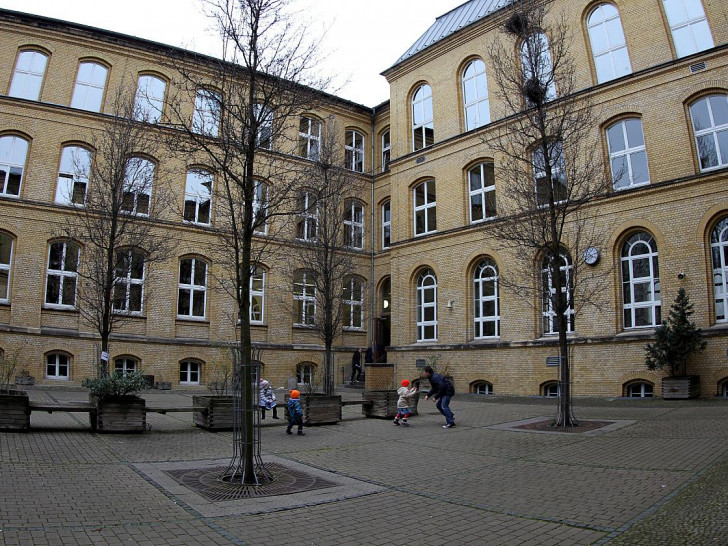 Kinder spielen auf einem Schulhof (Archiv)