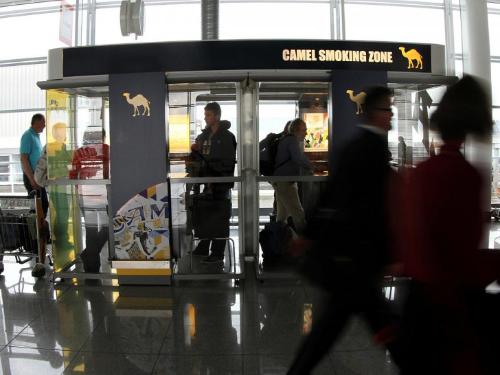 Raucherbox in einem Flughafen (Archiv)