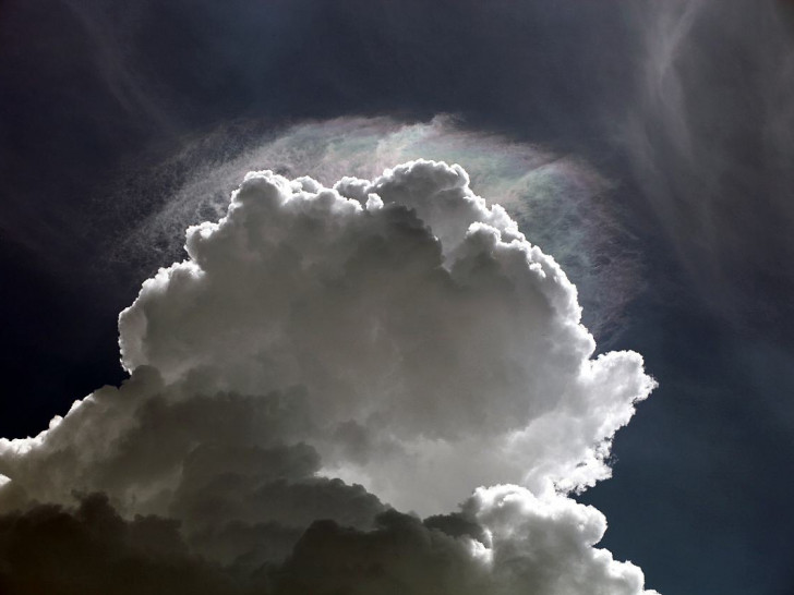 Wolken und Sonne kurz vor Unwetter (Archiv)