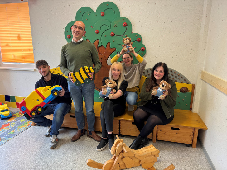 Kinderarzt Dr. Hasan (2. v. l.), MVZ-Praxismanagerin Jana Rainoch (r.) sowie weitere Mitarbeitende der neuen Praxis.