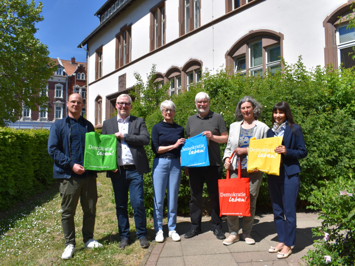 Die Partnerschaft für Demokratie im Landkreis Wolfenbüttel startet in die dritte Förderperiode (vl.n.r.): Jonas Kirsch (Leitung AWO-Freiwilligenagentur), Falk Hensel (Leiter Geschäftsfeld Familie und Soziale Dienste im AWO), Landrätin Christiana Steinbrügge, Axel Klingenberg (Mitarbeiter Freiwilligenagentur , Partnerschaft für Demokratie), Ghalia El Boustami (Leitung Stabsstelle Gesellschaft und Integration im BIZ) und Susanne Köhler (Koordinatorin Partnerschaft für Demokratie).