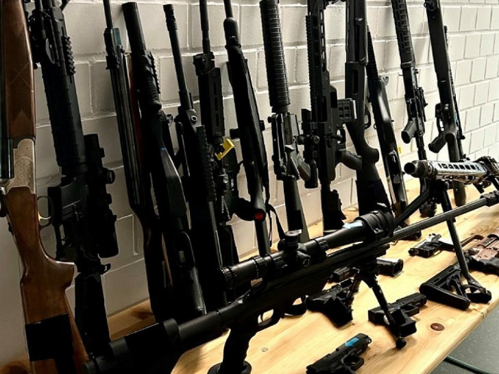 Zu sehen ist ein Auszug von beschlagnahmten Waffen bei einer Durchsuchung in Wietmarschen/Lohne (Archiv)