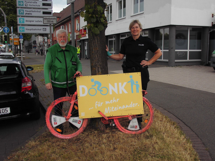 Klaus Seiffert von der Verkehrswacht Wolfsburg und Silke Hitschfeld von der Polizei Wolfsburg.