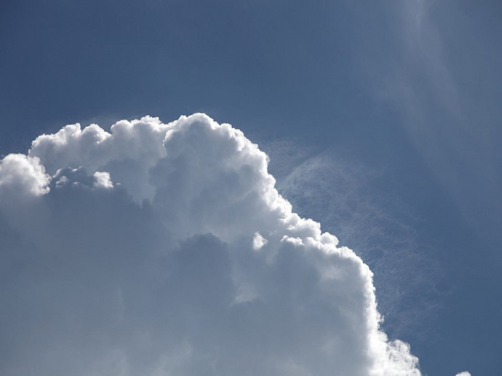 Blauer Himmel mit Schönwetterwolken (Archiv)