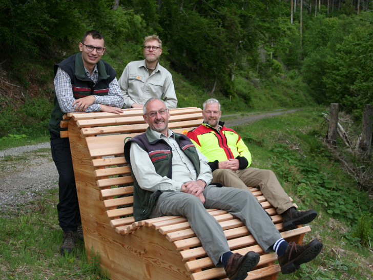 Zu einem Probesitzen traf sich kürzlich Nationalpark-Revierleiter Henning Ohmes (vorn rechts) mit seinem inzwischen in den Ruhestand eingetretenen langjährigen Kollegen bei den Landesforsten, Lutz Nielen (vorn links), sowie Max Godt, dem kommissarischen Revierverwalter der Försterei Königshof im Forstamt Riefensbeek (links), und Förster Tobias Seiffert (rechts), der die Nationalpark-Werkstatt in Oderhaus leitet. 