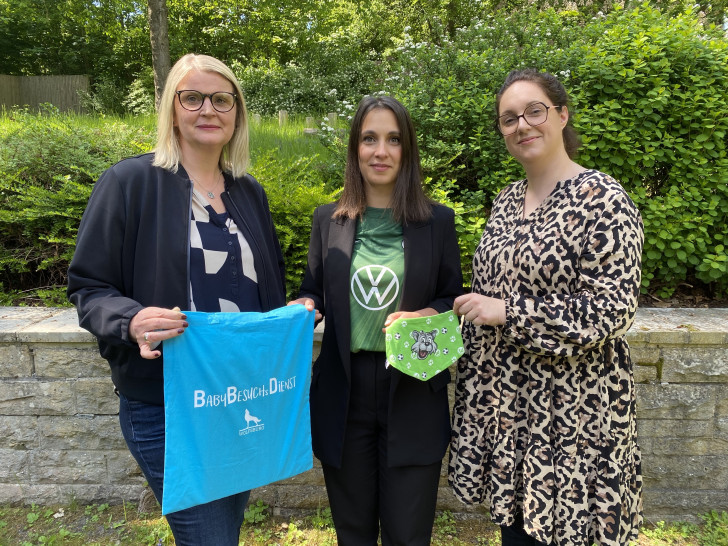  Rosemarie Springer (Babybesuchsdienst Stadt Wolfsburg), Anett Somogyi vom VfL Wolfsburg und Jasmin Meyer (Babybesuchsdienst) freuen sich über die Kooperation. 
