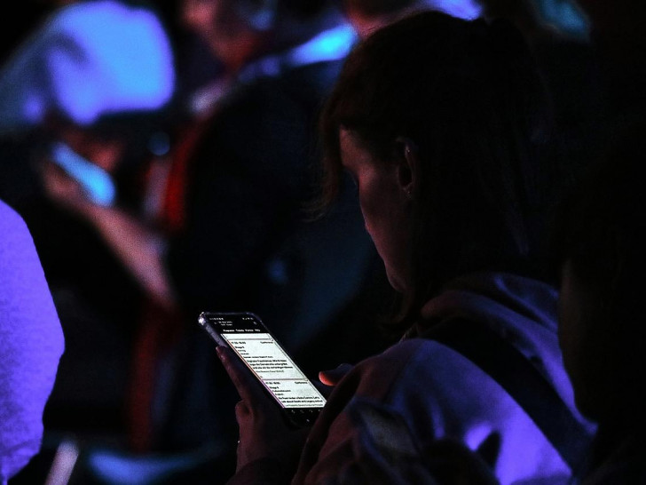Junge Frau mit Smartphone am 28.05.2025