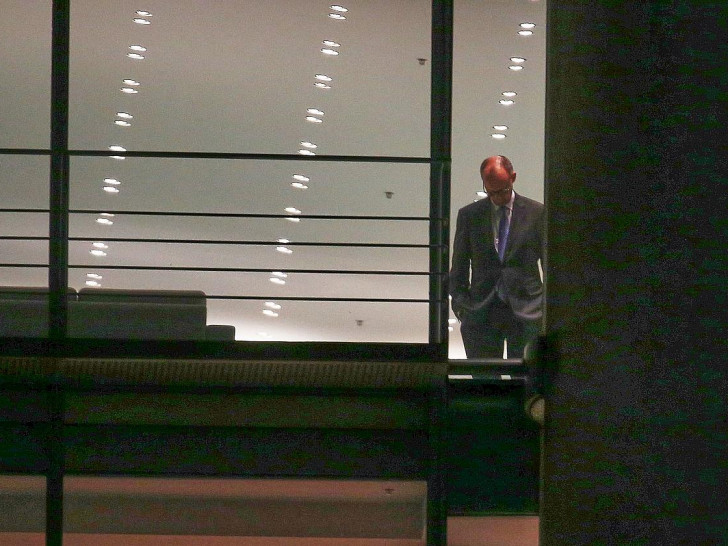 Friedrich Merz zum ersten Mal im Kanzlerbüro am 06.05.2025