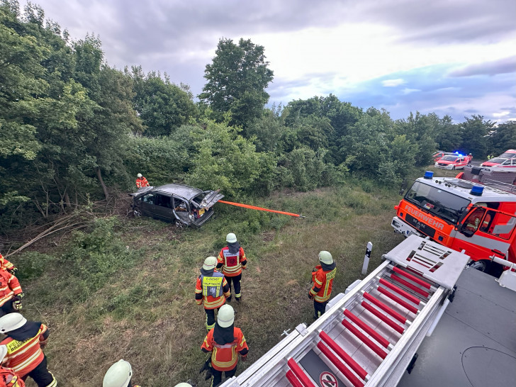 Die Einsatzkräfte bei der Bergung des verunfallten Autos.