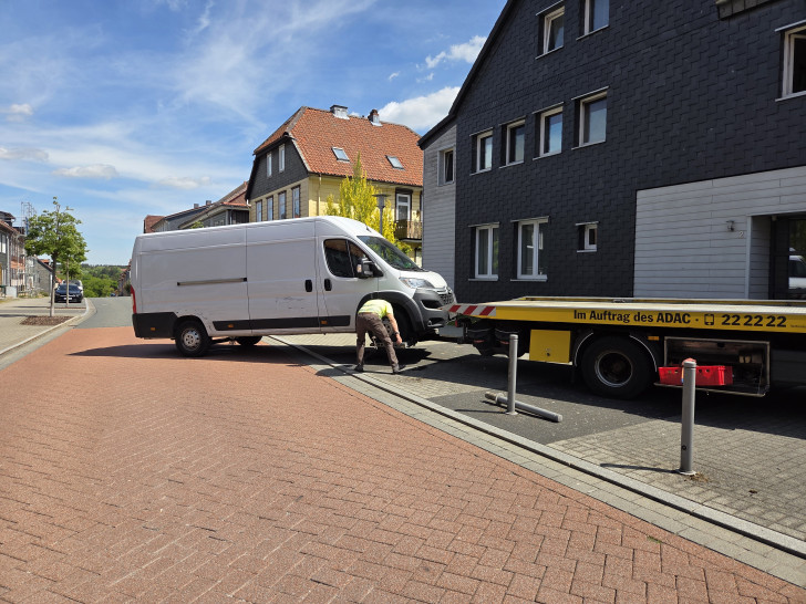 Übersichtsaufnahme des verunfallten Transporters während der Bergungsmaßnahmen.