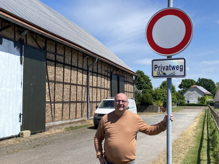 Weil der Linienbus bis Ende August diesen Privatweg befahren darf, konnten gleich mehrere Ärgernisse in Fümmelse beseitigt werden, verkündet Ortsbürgermeister Marc Angerstein.