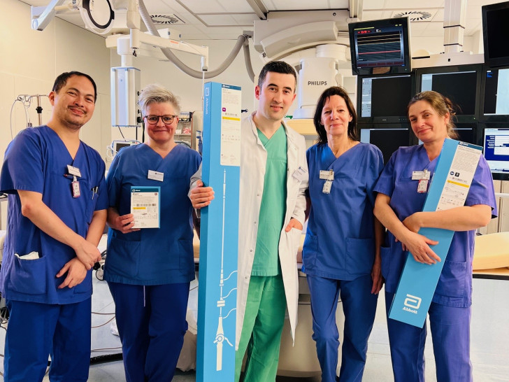 Dr.med. Halit Popi (Mitte), Oberarzt der Kardiologie der Asklepios Harzkliniken, und sein Team, mit dem Kabellosen Herzschrittmacher (noch verpackt)..