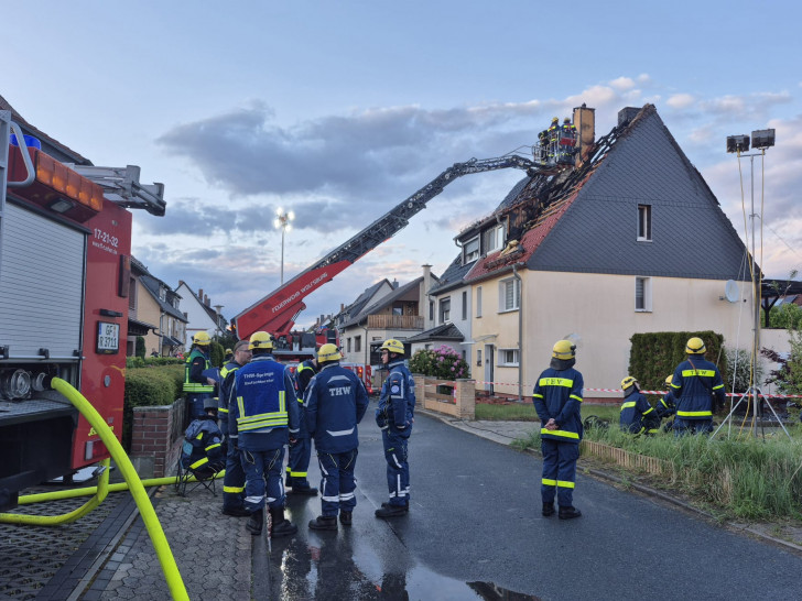 Die Einsatzkräfte am Brandort.