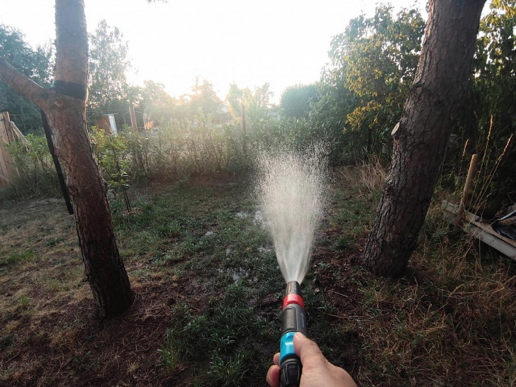 Rasen wird mit Wasser besprengt (Archiv)