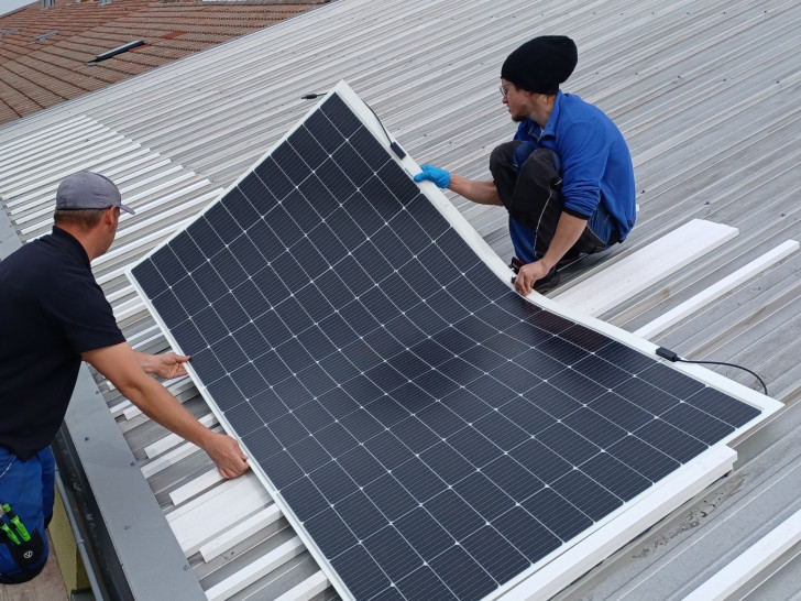 Die Folienmodule werden installiert.