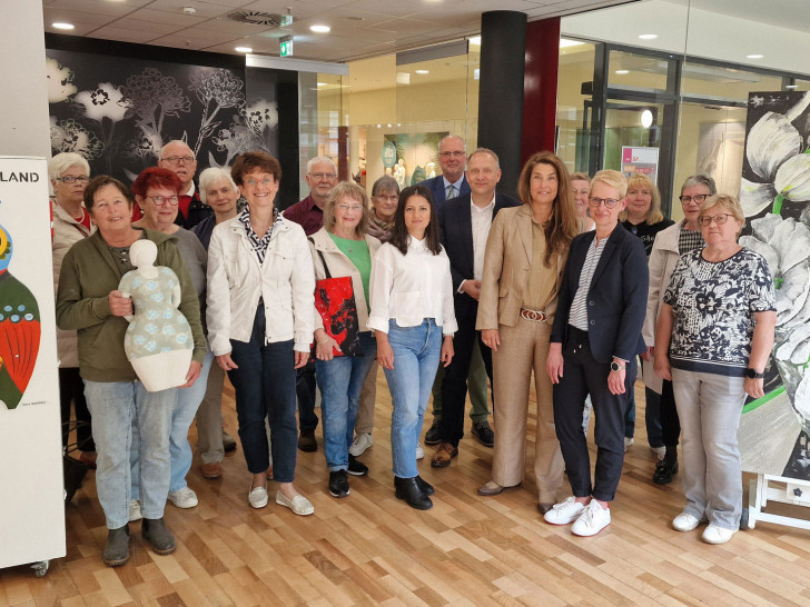 Freuen sich auf den Start der Pop-up-Galerie in der City Galerie Peine: Klaus Saemann, Bürgermeister der Stadt Peine und Aufsichtsratsvorsitzender der Peine Marketing GmbH (7.v.r.), Anja Barlen-Herbig, Geschäftsführung Peine Marketing GmbH (6.v.r.), Saha Onal-Elmas, Stabsstellenleiterin der Wirtschaftsförderung der Stadt Peine (9.v.r.), Frank Ledel, Center-Manager City Galerie Peine (8.v.r.), Kathrin Bolte, Projektmanagerin Zentrenmanagement (4.v.r.), Vera Szöllösi, 1. Vorsitzende der Künstlervereinigung KiP – Kunst im Peiner Land (6.v.l.) und die Mitglieder der Künstlervereinigung KiP – Kunst im Peiner Land.