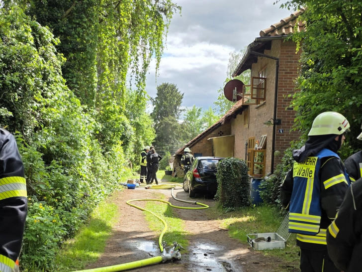 Die Feuerwehr bei dem Einsatz.