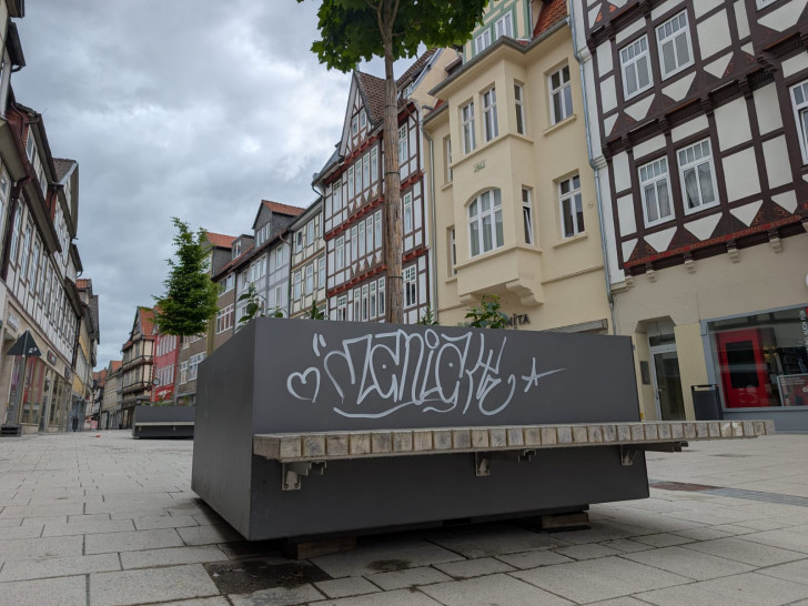Die neuen Pflanzkästen wurden schon beschmiert.