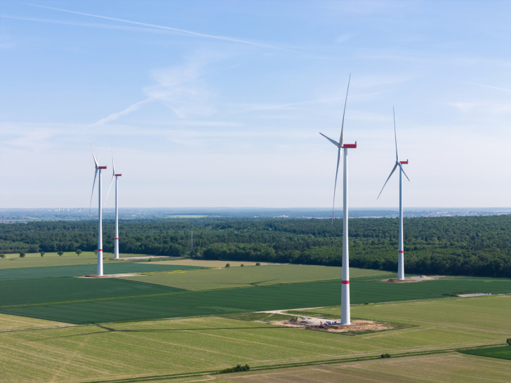 Die letzte der sechs modernen Windenergieanlagen in Cramme im Landkreis Wolfenbüttel in Betrieb genommen.