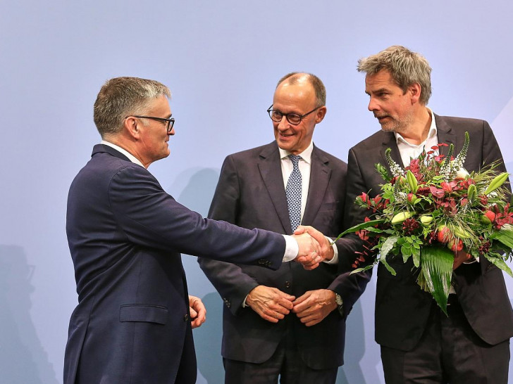 Stefan Kornelius, Friedrich Merz, Steffen Hebestreit am 12.05.2025
