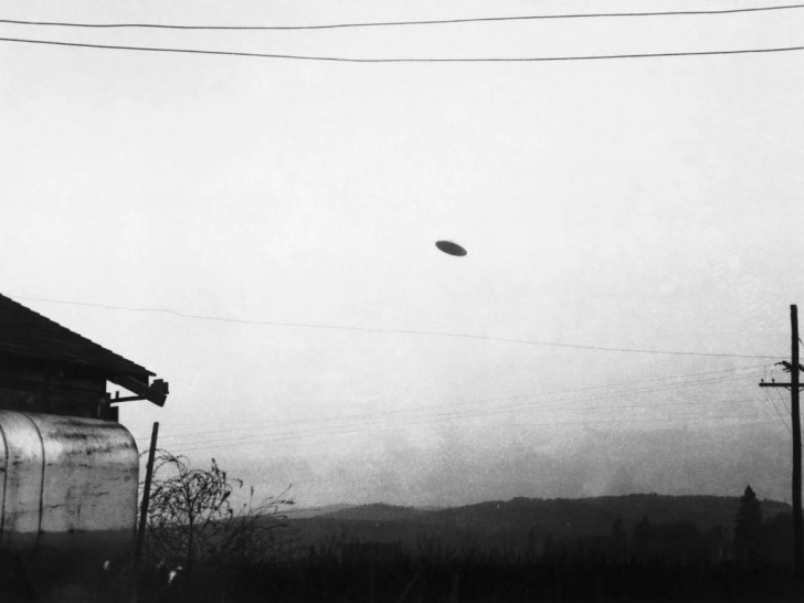 Ein Foto einer fliegenden Untertasse, aufgenommen am 11.05.1950 von dem Farmer Paul Trent in McMinnville, Oregon, über seiner Farm.