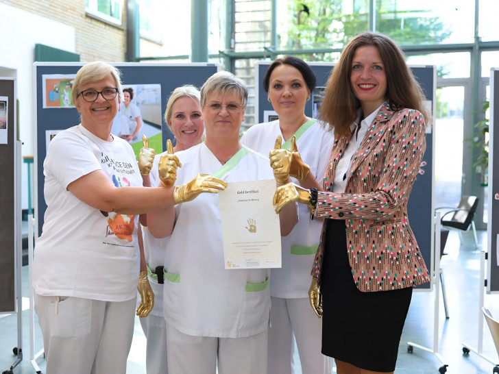 Gold-Auszeichnung für die Aktivitäten in Sachen Händedesinfektion (v.l.n.re.): Das Hygiene-Team des Klinikum Wolfsburg um Klinikhygienikerin Dr. Birgit Feier (li.) Medizinische Direktorin Priv.-Doz. Dr. Alina Dahmen (re.) präsentieren das Zertifikat