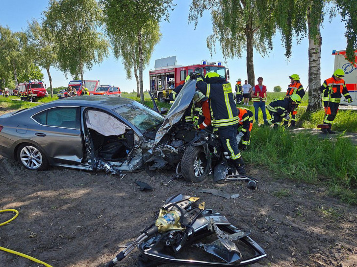 Feuerwehrkräfte am verunfallten Fahrzeug (Archiv)