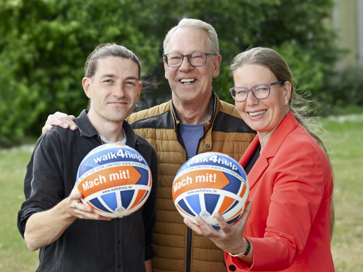 von links: Mit dem walk4help werden in Sickte zwei Projekte für mehr Kindergesundheit gefördert. Philipp Schmidt (OBS Sickte), Volker Machura (Wir helfen Kindern e.V.) und Nicole Mölling (Volksbank BRAWO und United Kids Foundations) freuen sich über viele Teilnehmer, die am 5. Juli 2025 in Braunschweig gemeinsam für den guten Zweck gehen, walken oder laufen.