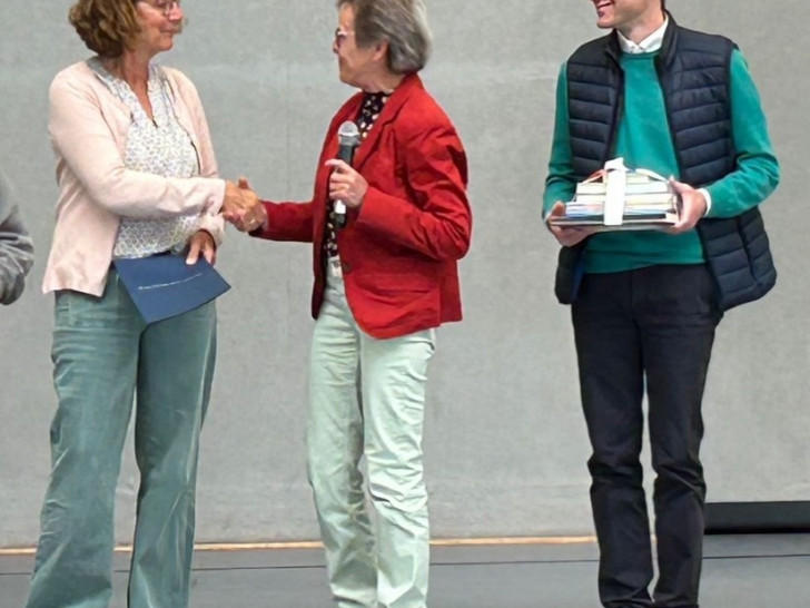 Schulleiterin Christel Jamaszyk, Stadtbibliotheksleiterin Sylvia Fiedler und Dr. Henrik Stehlik (Stadtbibliothek) bei der Übergabe des Kooperationsvertrags.