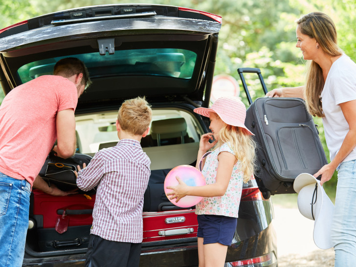 Bevor es in den Urlaub geht, gilt es, das Gepäck der ganzen Familie sicher im Auto zu verstauen.