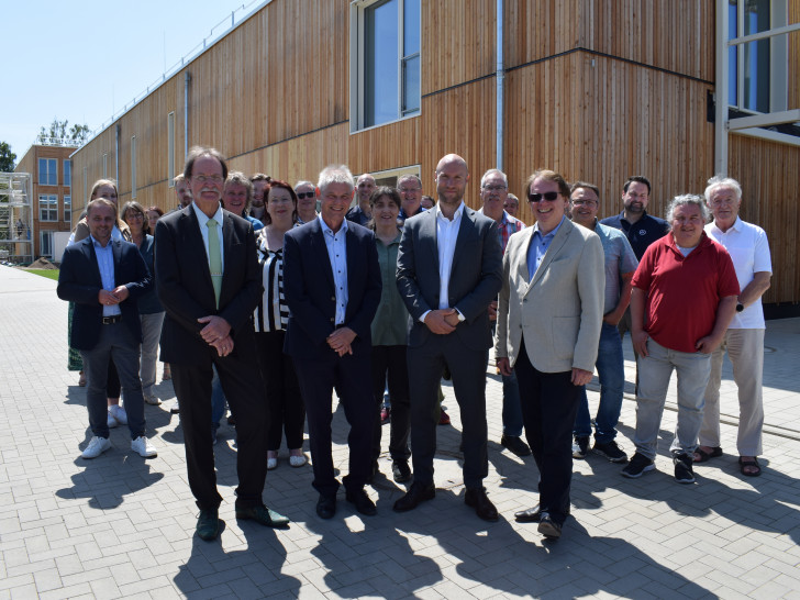 Gruppenbild bei der Einweihung der Kita Wiesenstraße, erste Reihe v.l.: Ortsbürgermeister Andreas Triebe, Oberbürgermeister Frank Klingebiel, Tobias Böttcher (Amt für Regionale Landesentwicklung) und Stadtrat Dr. Dirk Härdrich.