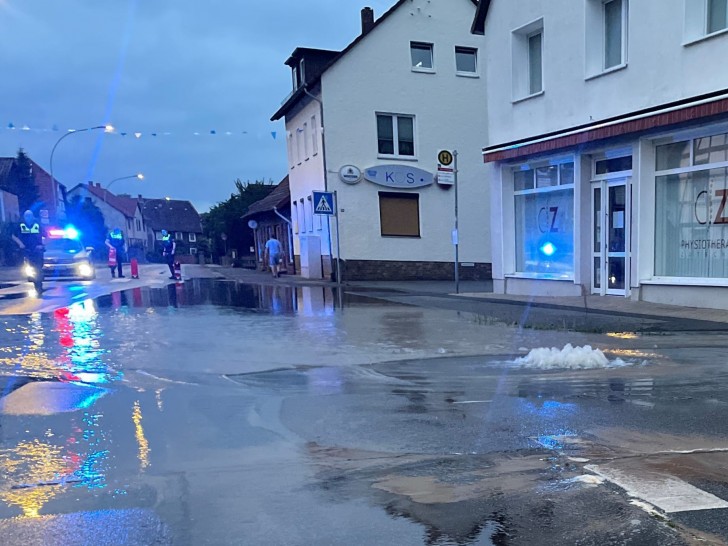  Aufgrund eines Wasserrohrbruchs ist aktuell und bis auf Weiteres die Hauptstraße in Wenden vollgesperrt.