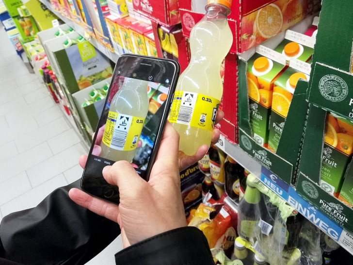 Kunde mit Smartphone im Supermarkt (Archiv)