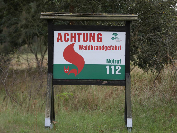 Hinweis auf Waldbrandgefahr (Archiv)