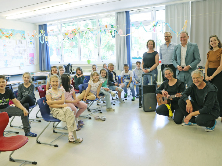  An der Grundschule Fallersleben freuten sich die Kinder und Lehrerin der Klasse 3d sowie Schulsozialarbeiter Frank Sporleder über den Besuch von Thomas Fast (hinten, 2. v. r.), Vorstandsvorsitzender der Volksbank BRAWO Stiftung, dem Theater Springinsfeld und der Beratungsstelle Dialog e. V.