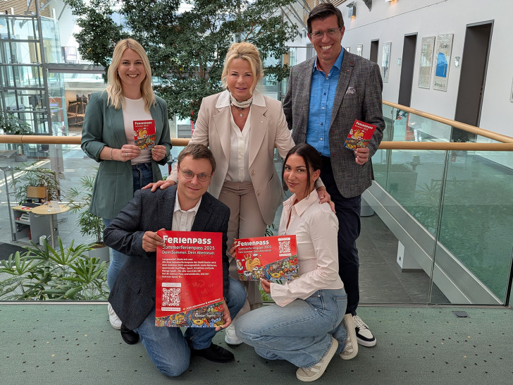 Oberbürgermeisterin Urte Schwerdtner (hinten, Mitte) sowie Sparkassenregionaldirektor Jens Müller (hinten, re.) freuen sich über den neuen Ferienpass, den sie zusammen mit Camilla Dal Pos (vorne, re.) und Jannick Voss (vorne, li.) von der Stadtjugendpflege sowie Mara-Lena Macke (hinten, li.), Fachdienstleitung Bildung und Soziale der Stadt Goslar, präsentieren.