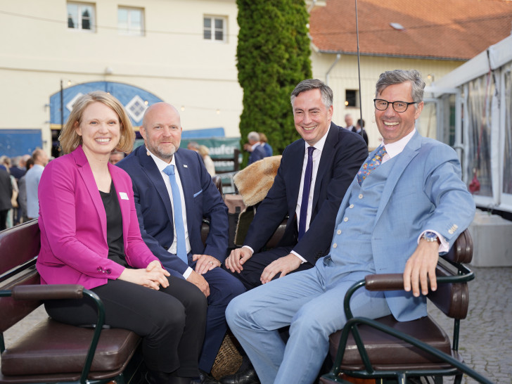 Melanie Vogelbach (Bereichsleiterin Internationale Wirtschaftspolitik, Außenwirtschaftsrecht), Dr. Florian Löbermann (Hauptgeschäftsführer der IHK Braunschweig), David McAllister (Vizepräsident der europäischen Volkspartei) und Tobias Hoffmann (Präsident IHK Braunschweig) machten es sich auf der Kutsche bequem.
