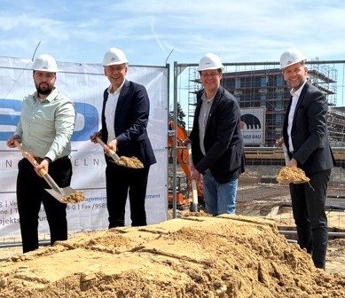 Spatenstich mit Oberbürgermeister Dennis Weilmann (rechts) sowie (von links) Bauleiter Ali Farhat, Stadtbaurat Kai-Uwe Hirschheide und Geschäftsführer der asp Projektsteuerung GmbH Björn Gödde.