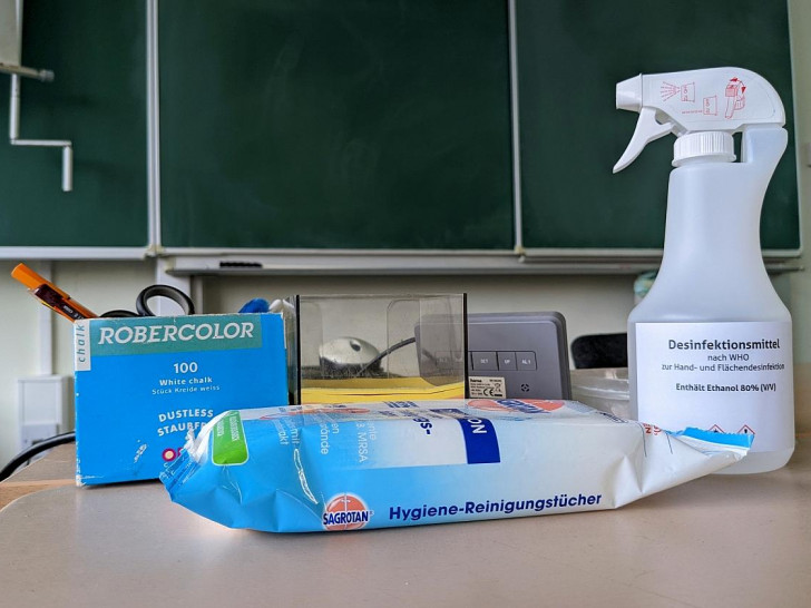 Desinfektionsmittel in einer Schule (Archiv)
