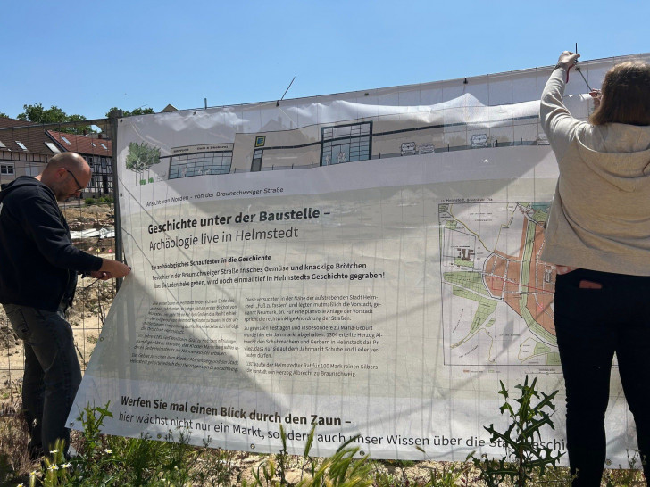 Alle Interessierten sind herzlich eingeladen, an den Baustellen-Bannern einen Blick über den Zaun zu werfen und Archäologie ein Stück weit live mitzuerleben.