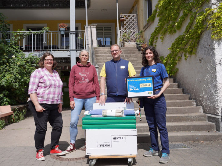 Angelique Heuer (Hausleitung Ohe 3, Neuerkeröder Wohnen und Betreuen GmbH), Anja Kruse (Fundraising und Spenden, Evangelische Stiftung Neuerkerode), Peter Becker (Market Manager, IKEA Braunschweig) und Annalena Lambiase (Marketing-Mitarbeiterin, IKEA Braunschweig) (v. li.)-