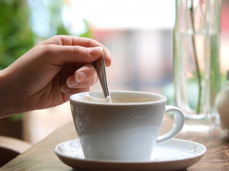Eine Tasse Kaffee in einem Café (Archiv)